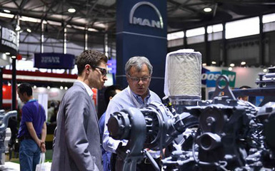 曼恩商用車在華推出全新V8燃?xì)獍l(fā)動(dòng)機(jī)與V12柴油發(fā)動(dòng)機(jī)，技術(shù)轉(zhuǎn)讓推動(dòng)綠色動(dòng)力發(fā)展